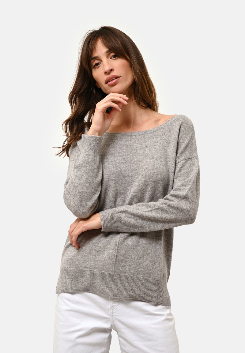 Maglione grigio chiaro lavorato a maglia con scollatura a barca ampia, maniche lunghe e orlo a costine. Texture morbida, vestibilità comoda e dettagli minimi.