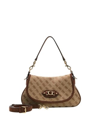 Sac à main Guess marron et beige avec motif monogramme, plaque logo dorée, poignée courte et bandoulière longue amovible sur fond blanc.
