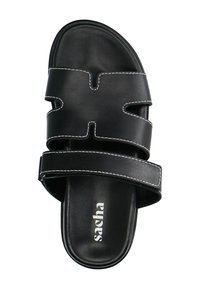 Zwarte leren slipper met een breed bandontwerp, witte stiksels en een open teen. Merkontwerp zichtbaar op de voetbed.