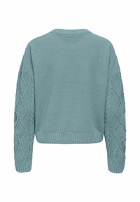 Pullover texturé bleu clair avec un col côtelé et des détails en tricot torsadé sur les manches, avec une coupe courte.