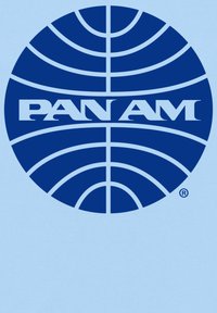 Modrá grafika s kruhovým designem a horizontálními pruhy, která obsahuje text "PAN AM" v tučném bílém písmu. Světle modré pozadí.