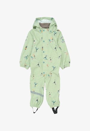 Zelený detský overal s hravým vzorom detí hrajúcich futbal. Obsahuje elastické manžety, kapucňu a reflexné pruhy.