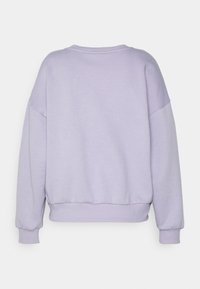 Felpa lavanda con vestibilità comoda, scollo rotondo e polsini e orlo a costine. Realizzata in morbido cotone con una leggera texture.