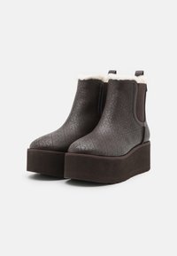 Guess Platform-nilkkurit - brown