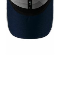 Marineblaue Kappe mit einer kontrastierenden grauen Unterseite. Der Schirm ist flach, und das Material wirkt strukturiert mit einem Stoffband an der Vorderseite.