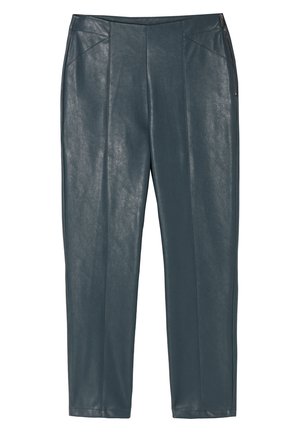 Pantaloni din piele ecologică de culoare verde închis, cu croială subțire, având cusături frontale, picioare conice și un fermoar discret pe lateral. Textură netedă.