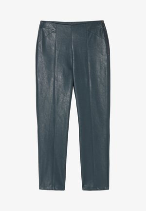 Pantaloni in finta pelle verde scuro con vestibilità aderente, dotati di cuciture frontali, gambe affusolate e una cerniera laterale discreta. Texture liscia.