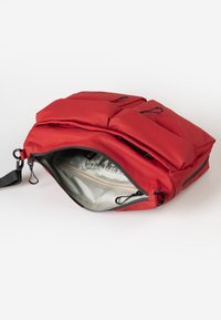 Zaino imbottito rosso con apertura ampia, foderato grigio, chiusura con zip e spallacci regolabili. Presenta più scomparti per un'organizzazione ottimale.