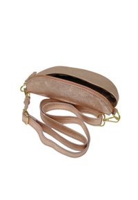 Sac à main zippé en or rose avec une finition métallique texturée, doté d'une bandoulière détachable et d'accents en or. Forme ovale compacte.