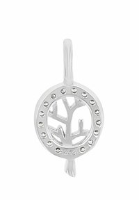 Silver tree pendant med cirkulär kontur, som har en utskuren träddesign och pryds av små klara stenar längs kanten.