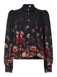 Svart blomstermønstret bluse laget av teksturert stoff. Har høy krage, lange ermer med knappelukking og dekorativ blondekant langs fronten.