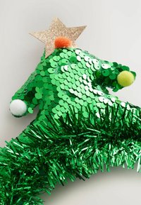 Grøn glitteret juletræsd decoration med en guldstjerne på toppen, hvide og gule pom-poms samt grøn glimmer i bunden.