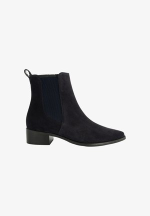 Stivaletto in camoscio nero con tacco basso a blocco, pannello elastico laterale e linguetta posteriore, mostrato dal lato esterno.