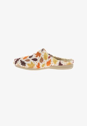 Chausson d'intérieur à enfiler avec un tissu blanc arborant des motifs de feuilles colorées en orange, jaune et marron. Doublure en fausse fourrure et semelle beige.