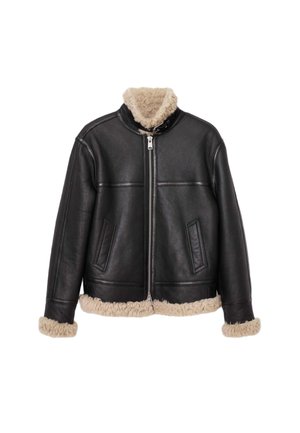 Chaqueta bomber de cuero negro con un cuello y puños beige esponjosos, con cierre frontal de cremallera y dos bolsillos laterales.