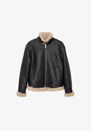 Giacca bomber in pelle nera con colletto e polsini beige soffici, dotata di chiusura frontale con cerniera e due tasche laterali.