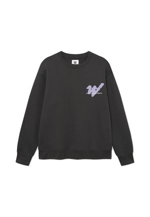 Felpa nera a maniche lunghe con scollo a girocollo con logo astratto "W" color lavanda e piccolo testo bianco sull'area sinistra del petto.