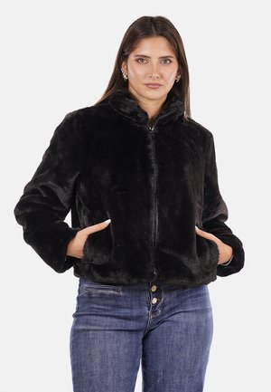 Giacca nera in pelliccia sintetica con zip frontale, colletto alto e tasche laterali; presenta una texture morbida e un design semicotto.