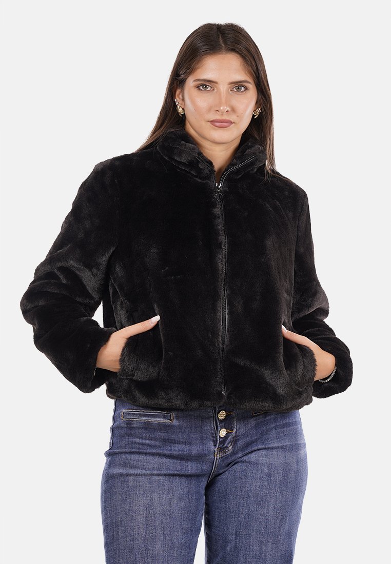 Giacca nera in pelliccia sintetica con zip frontale, colletto alto e tasche laterali; presenta una texture morbida e un design semicotto.