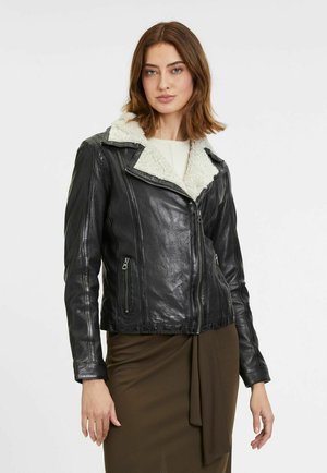 Giacca da motociclista in pelle nera con colletto in shearling bianco, tasche con zip e design aderente. Presenta una superficie liscia e una silhouette sagomata.