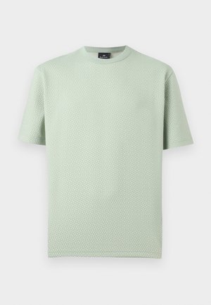 Ανοιχτό πράσινο κοντομάνικο μπλουζάκι με στρογγυλή λαιμόκοψη, διακριτικό γεωμετρικό μοτίβο και μαύρη ετικέτα στο λαιμό.