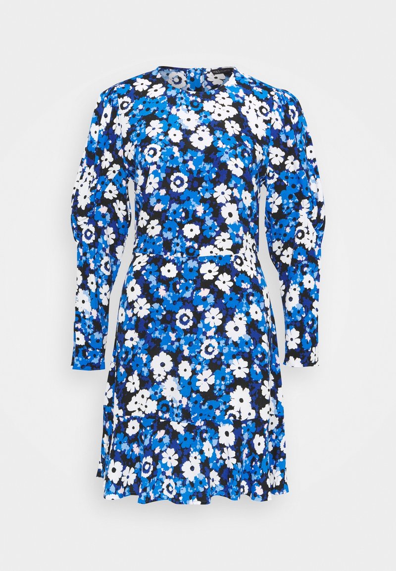 Robe à manches longues en bleu, noir et blanc avec un motif floral. Elle présente un corsage ajusté et une jupe évasée avec un ourlet à volants. Texture de tissu lisse.