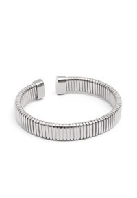Bracciale in metallo con un design flessibile e segmentato. Superficie argentata lucida con estremità arrotondate e una texture liscia in tutto il bracciale.