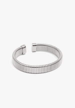 Bracelet en métal avec un design flexible et segmenté. Surface argentée brillante avec des extrémités arrondies et une texture lisse sur toute la surface.
