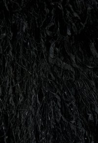 Nahaufnahme von dichten, schwarzen, verhedderten Fasern mit einer Mischung aus glatten und flauschigen Texturen, die eine komplexe, strukturierte Oberfläche erzeugen.
