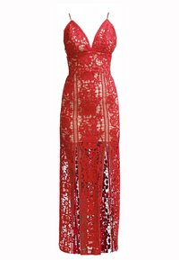 Robe maxi sans manches en dentelle rouge avec motifs floraux, décolleté en V profond, taille cintrée et panneaux transparents s'étendant jusqu'au sol.