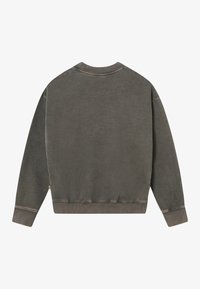 Απλή σκούρα γκρι μπλούζα crewneck εμφανιζόμενη από πίσω με ραμμένο γιακά, μανίκια και ζώνη σε λευκό φόντο.