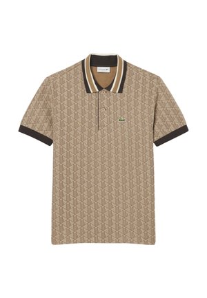 Beige polo shirt met een volledig geometrisch patroon, met een bruine en crèmekleurige gestreepte kraag en een klein logo op de borst.