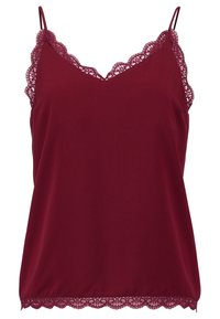 Burgundyfärgad sidentopp med justerbara axelband, med intrikata spetsdekorationer längs halsringningen och fållen. Slät textur, avslappnad passform.