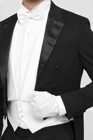 Man in zwarte staartjas met satijnen revers, wit gilet, wit overhemd, witte strik en witte handschoenen, die het jasje aan de voorkant rechtzet.