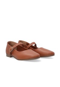 Br�ązowe skórzane płaskie buty z dzióbkiem, paskiem wokół kostki i małą okrągłą klamrą. Teksturowana wkładka i płaska gumowa podeszwa zapewniająca komfort.