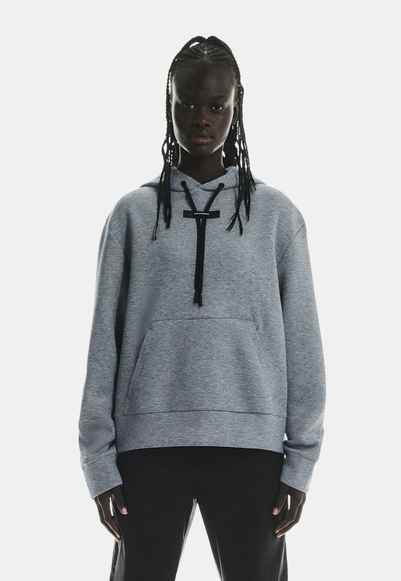 Grauer Pullover-Hoodie mit großer Fronttasche, Kordelzugkapuze und schwarzen Akzenten. Bietet eine lässige Passform und eine weiche Textur.