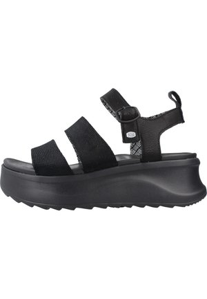 Sandalia de plataforma negra con tres tiras, cierre de hebilla y suela texturizada, diseñada para uso casual.