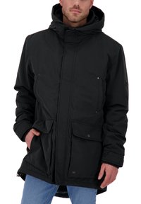 Černá parka s kapucí, zapínání na zip a knoflíky, obsahující dvě přední kapsy, texturovanou tkaninu a nastavitelnou kapuci.