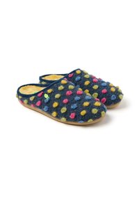 Chaussons en feutre avec une base bleu foncé, ornés de pois multicolores en rose, jaune et vert ; doublure intérieure douce ; semelle en caoutchouc.