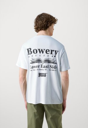 JORURBAN EDGE GRAPHIC TEE SS CN SN - Print T-shirt - bright white