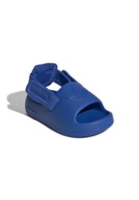adidas Originals ADIFOM ADILETTE KIDS - Matalakantaiset pistokkaat - blueblueblue
