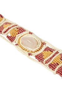 Pulsera de macramé con una gema ovalada central de cuarzo rosa, tejida en hilos de color crema, rosa y amarillo con patrones geométricos.
