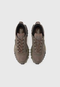 Lacoste ELITE ACTIVE 225 - Sneakers basse - dark brown/black