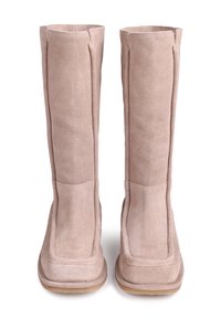 Stivali al ginocchio in suede rosa con forma rettangolare e parte superiore leggermente svasata. Suole piatte e dettagli di cucitura visibili sui lati.