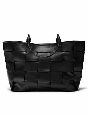 Schwarze Leder-Tote-Tasche mit großem gewebtem quadratischem Muster und zwei abgerundeten Griffen auf weißem Hintergrund.