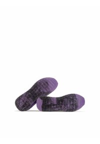 Scarpe Nike con una tomaia nera a trama e suola viola. La suola presenta una presa a motivo e il logo Nike sul lato.