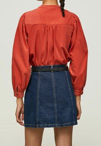 Pepe Jeans Košilová halenka  - coral