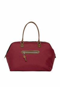 Borsa in tela rossa con accenti in pelle sintetica marrone. Presenta una chiusura con zip superiore, due manici robusti e una tasca frontale con zip.
