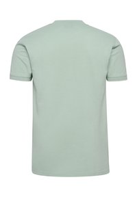 Koszulka z krótkim rękawem w jasnym miętowym kolorze, wykonana z bawełny, z okrągłym dekoltem, gładką fakturą i prostym wykończeniem. 