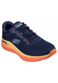 Scarpa sportiva blu navy con tomaia in rete traspirante, dettagli arancioni, suola leggera e tecnologia ArchFit per supporto e comfort.